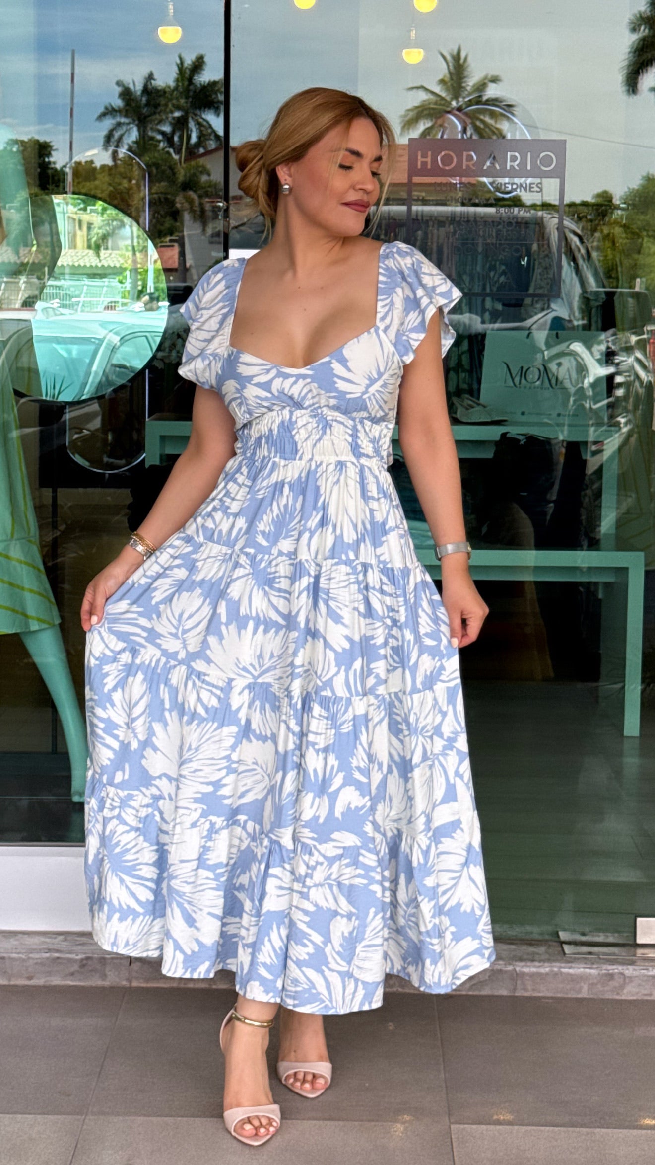 Vestido azul cielo con blanco