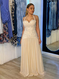 Vestido beige, detalle con lentejuela