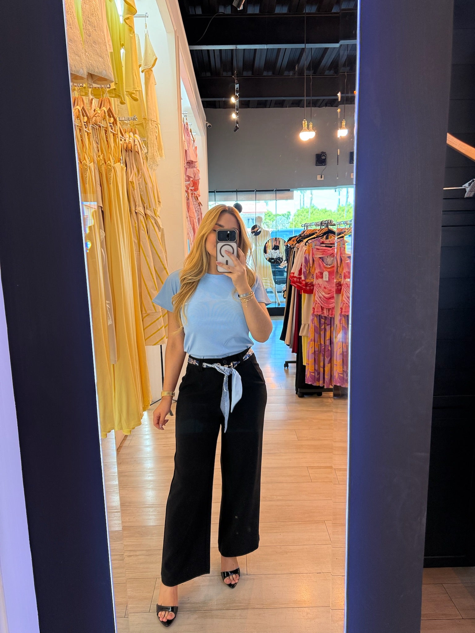 Pantalón de vestir con mascada incluida