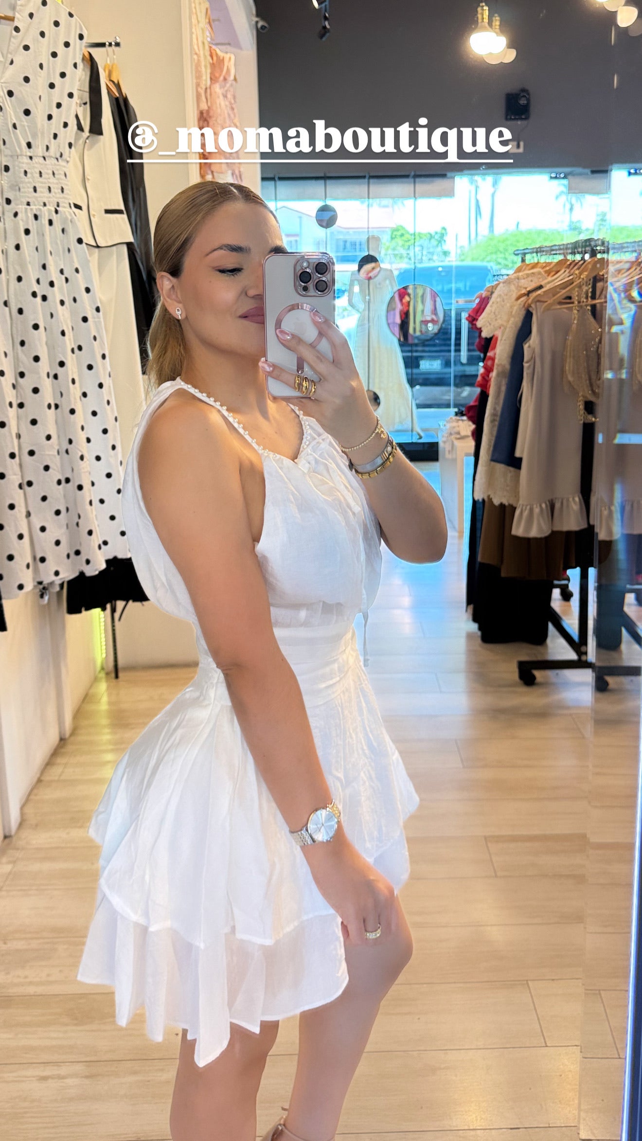 Vestido corto blanco, detalle de perlas