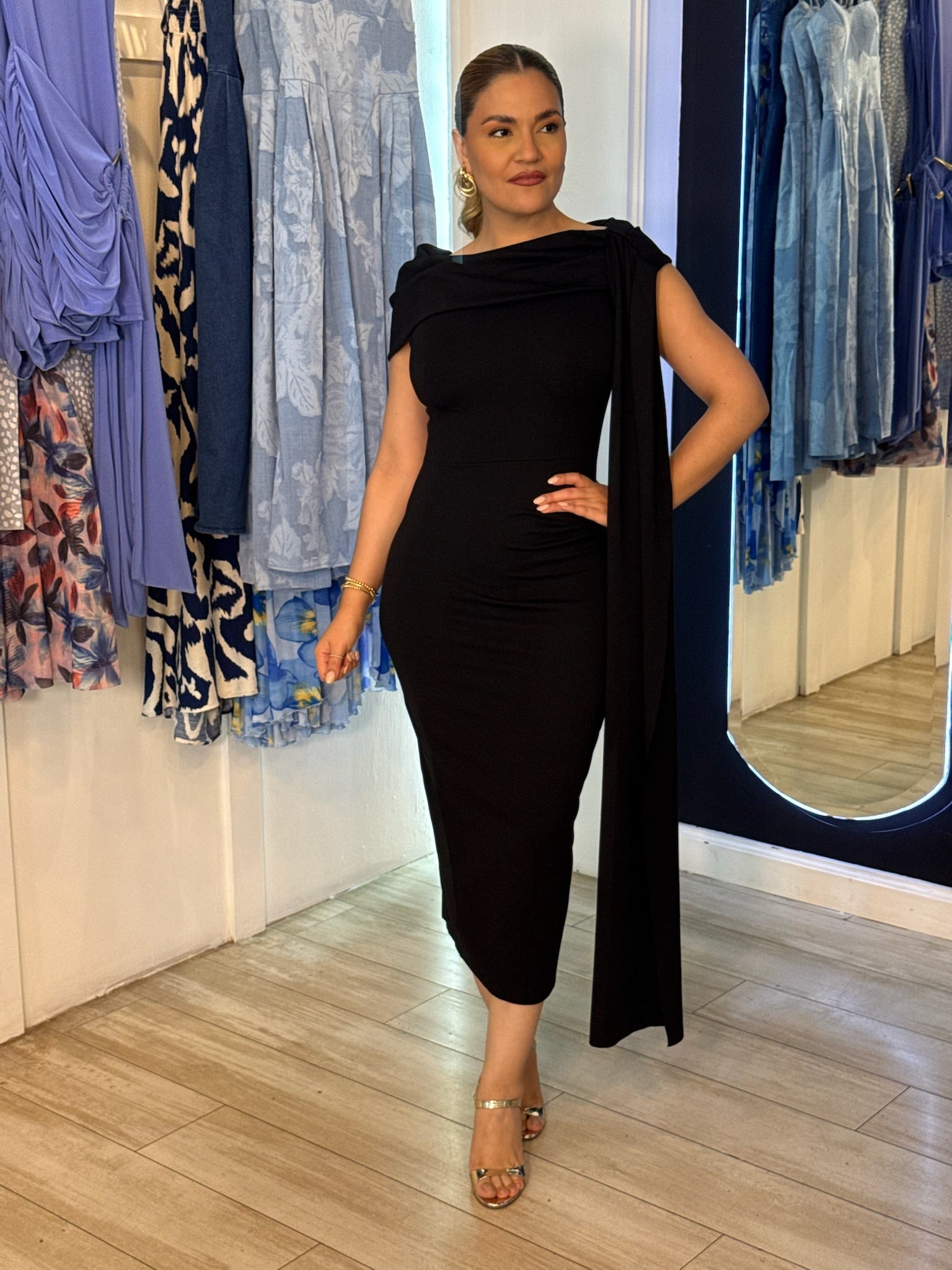 Vestido negro detalle colgante