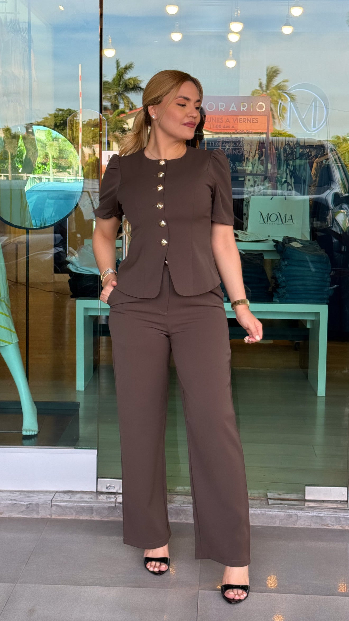 Set formal con botones dorados