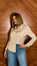 Camisa beige líneas blancas