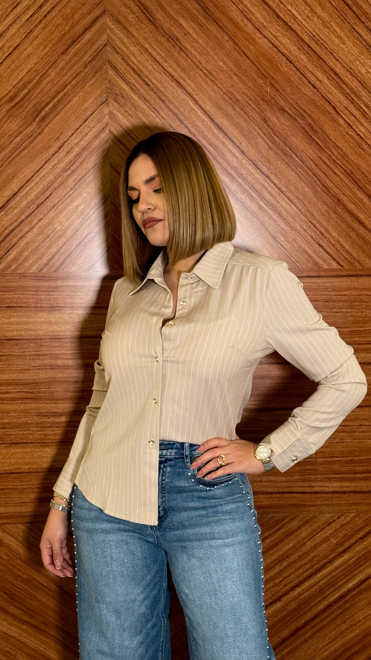 Camisa beige líneas blancas
