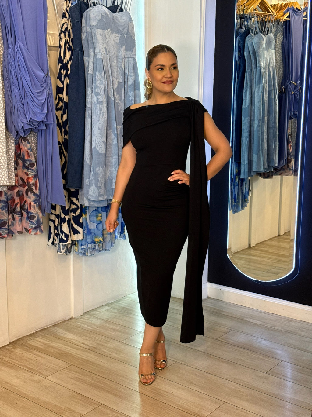 Vestido negro detalle colgante