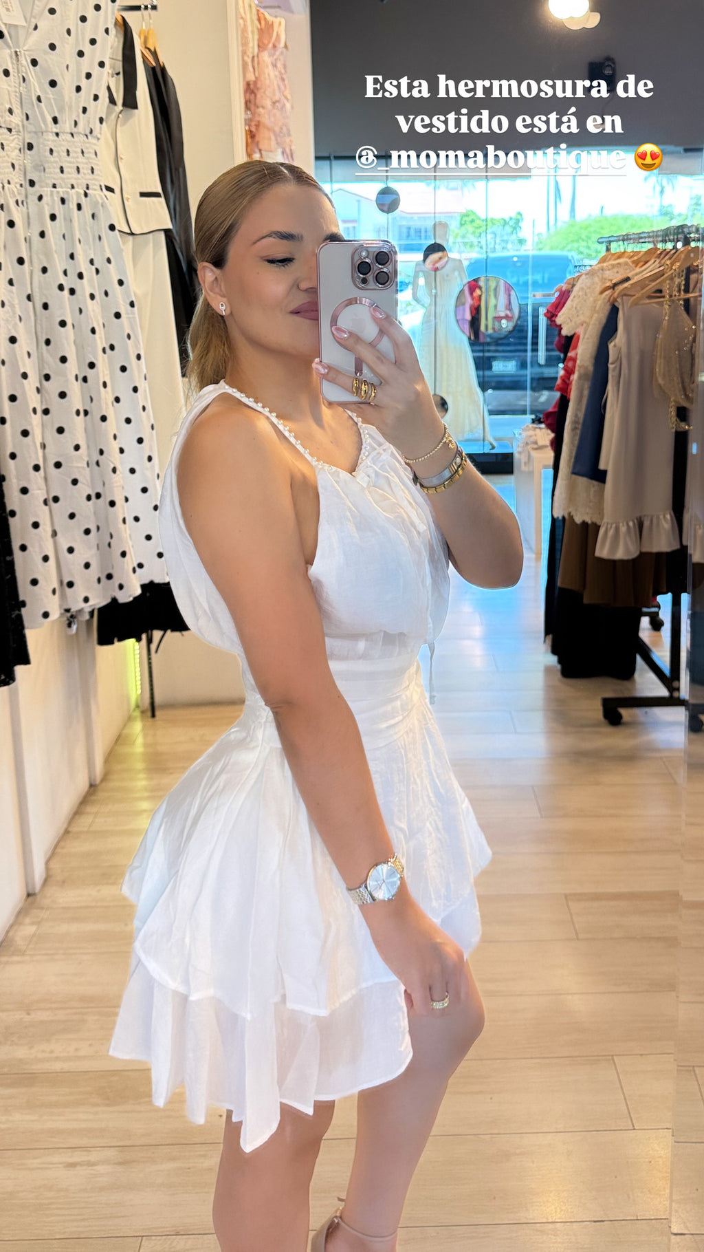 Vestido corto blanco, detalle de perlas