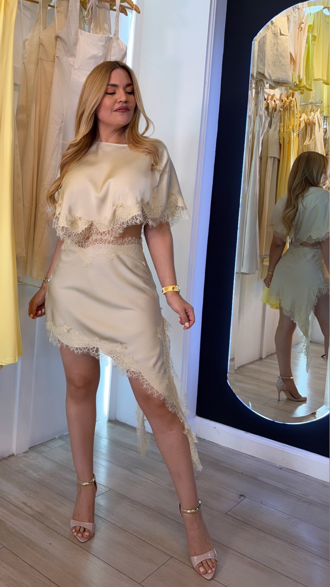 Vestido beige detalles de encaje