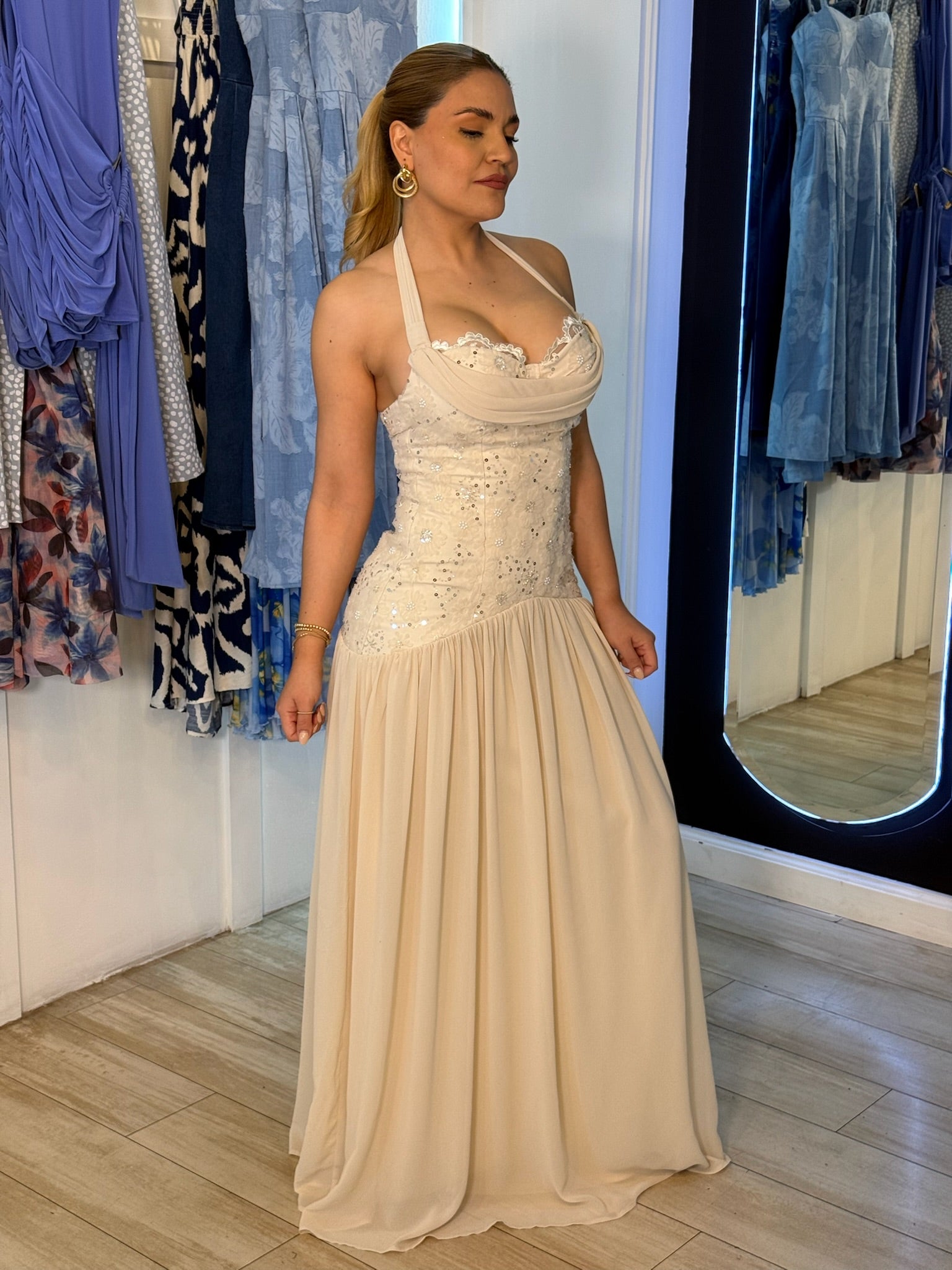 Vestido beige, detalle con lentejuela