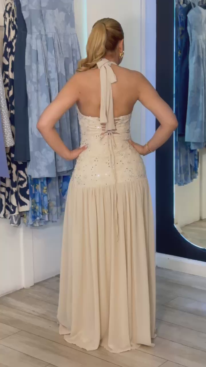 Vestido beige, detalle con lentejuela
